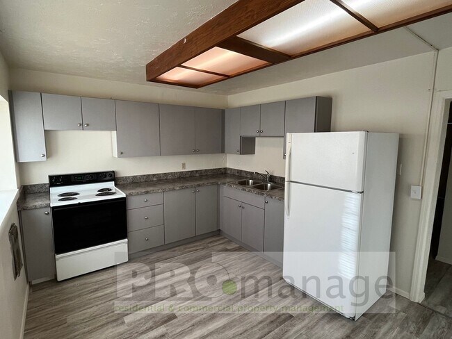 Foto del edificio - 576 - 596 N. Boulevard