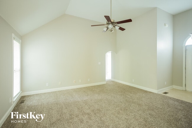 Building Photo - 472 Riverglen Dr NW