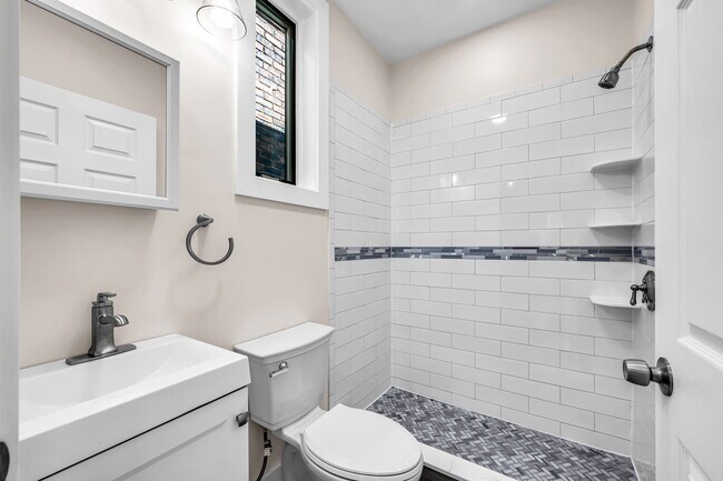 Foto del edificio - 465 E 8th St