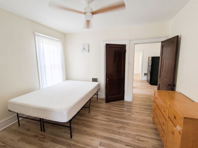 Foto del edificio - 4946 Cote Brilliante Ave