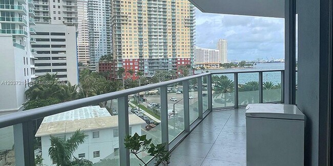 Foto del edificio - 1300 Brickell Bay Dr
