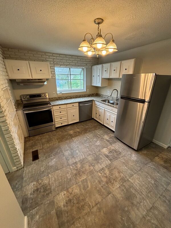 Building Photo - 2185 Cottontail Dr