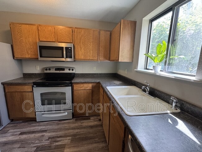 Building Photo - 3285 Canyon Dr