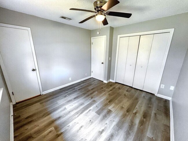 Foto del edificio - 409 Alexander Dr