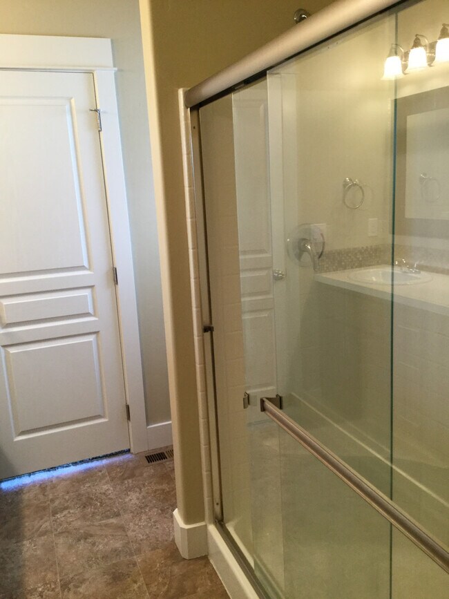 Building Photo - Boise, 3Bd/2.5Bth/2Car, 1743Sqft, Greenbriar Commons Subdivision
