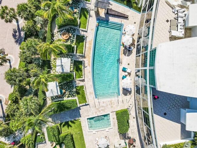 Foto del edificio - 5875 Collins Ave