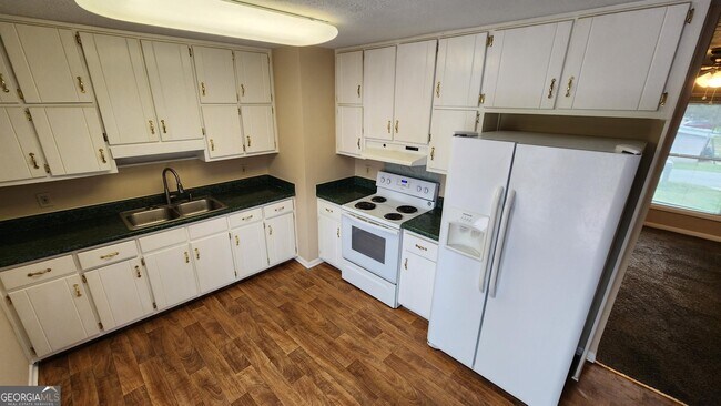 Building Photo - 105 Holly Ave