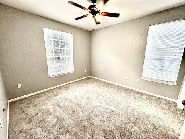 Foto del edificio - 819 Grand Regency Pointe