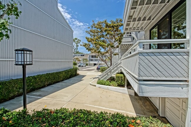 Building Photo - 14 Aries Ct