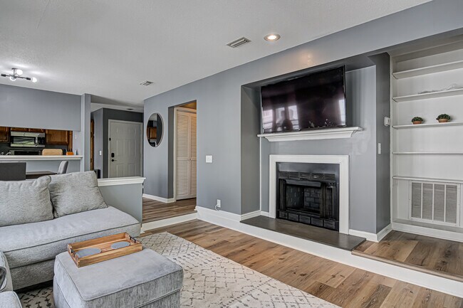 Building Photo - 209 Oakwood Ct