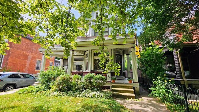 Foto del edificio - 325-327-327 W 1st Ave