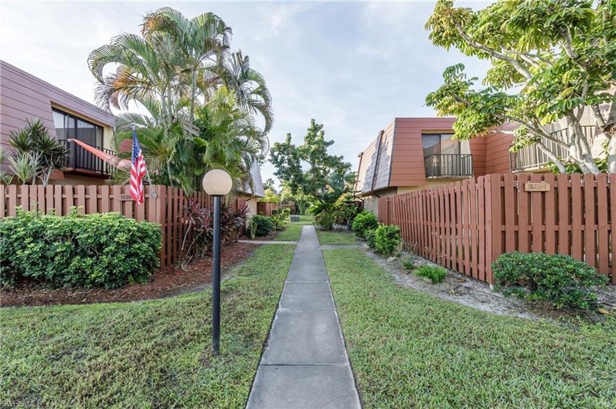 Foto principal - Spacious 2 bedroom 2 bathroom Townhome