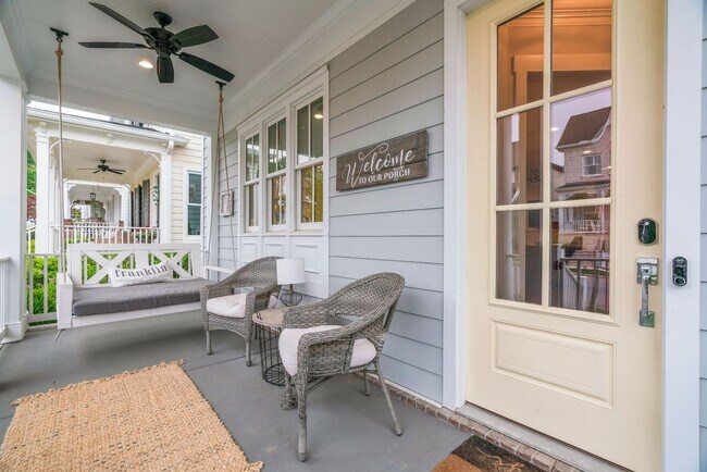 Foto del edificio - 4 bed, 3.5 bath w/ 2 car garage in the hig...