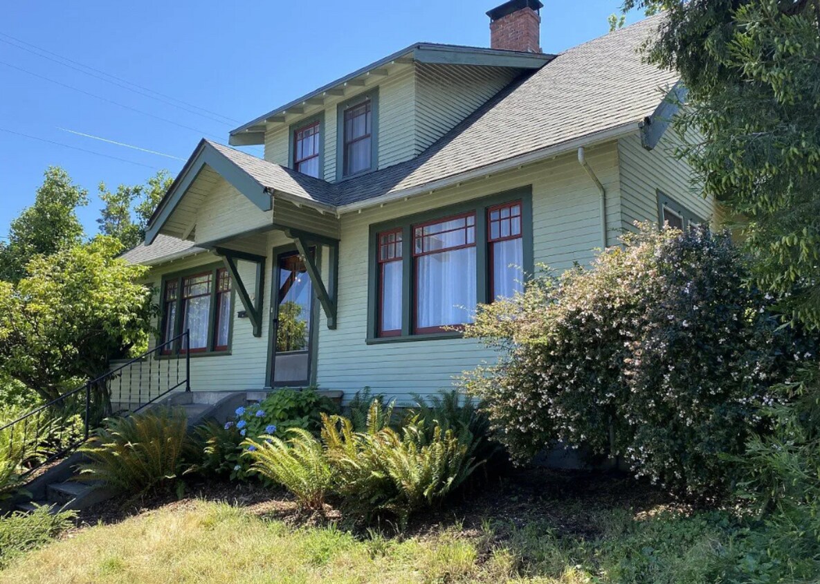 Primary Photo - Beautiful Updated 4 bed/1.5 bath home in S...