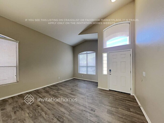 Foto del edificio - 12528 W Roanoke Ave