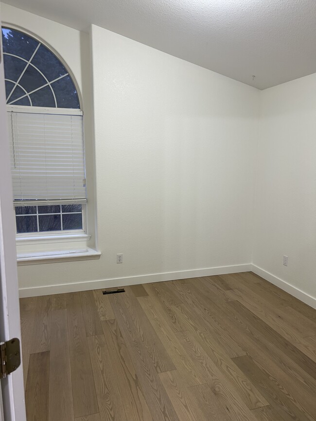 Building Photo - 3720 E Presidential Dr