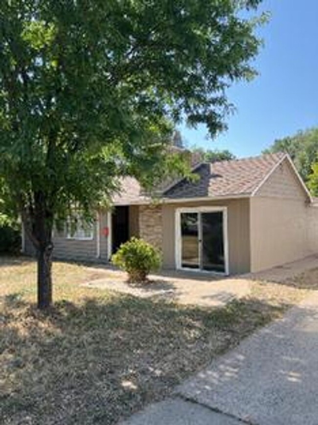 Building Photo - STUDENTS WELCOME! Spacious Ranch Home Acro...