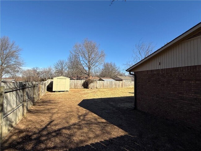 Building Photo - 350 E Margaret Pl