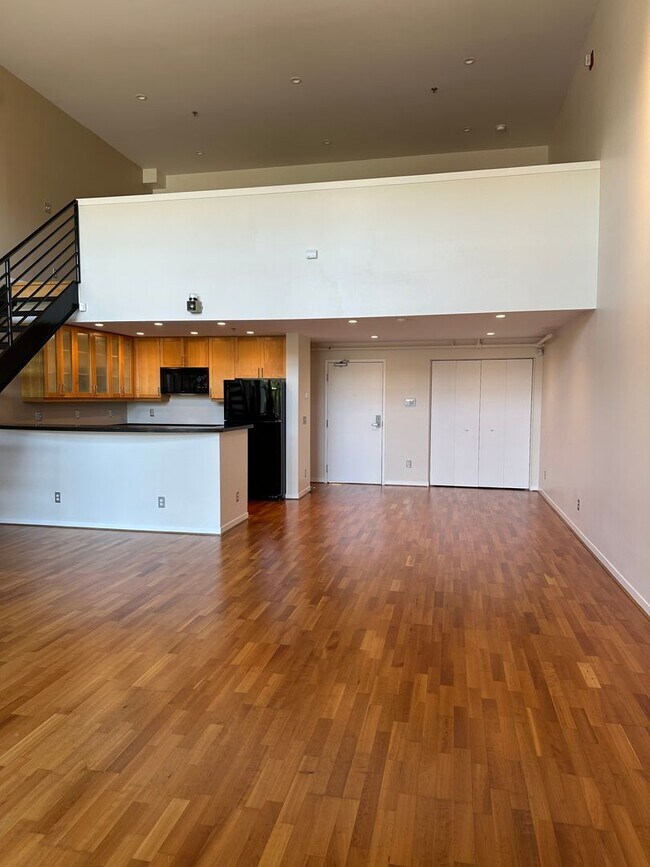 Foto del edificio - SPACIOUS 1-Bedroom 1.5 bath Live/Work loft...