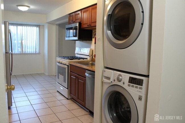 Building Photo - 820 Edison Glen Terrace