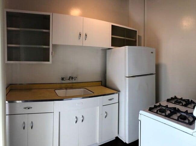 Building Photo - Charming Pet-Friendly Studio in Norwalk - ...