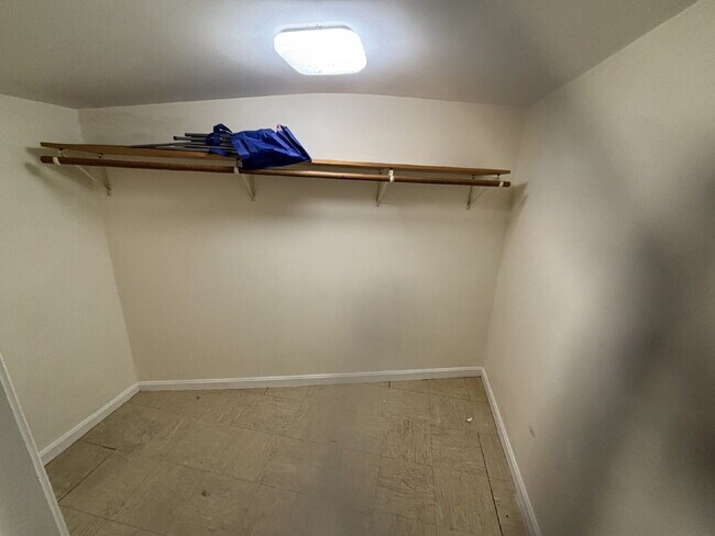Foto del edificio - Charming Studio Loft Living with High Ceilings & Classic Hardwood Floors!