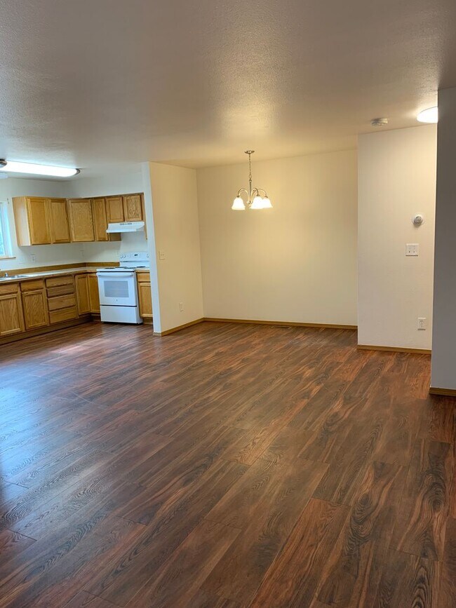 Foto del edificio - 3 Bdrm, 1 & 1/2 Ba | Muldoon & Tudor area | AVAILABLE NOW!!