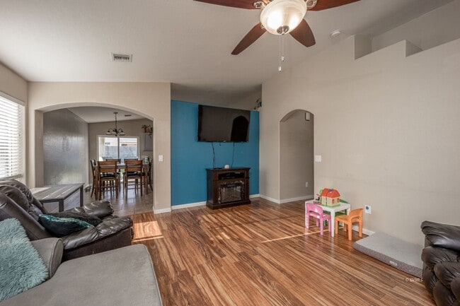 Building Photo - 635 W Keisha Ln
