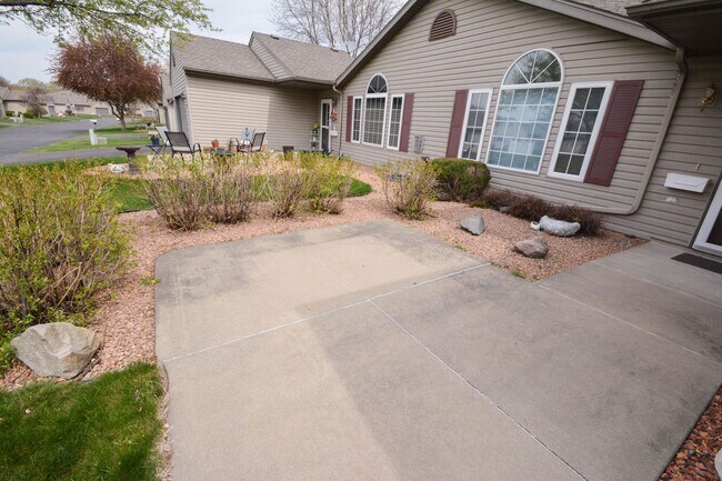 Building Photo - End unit, 1 level living townhome!