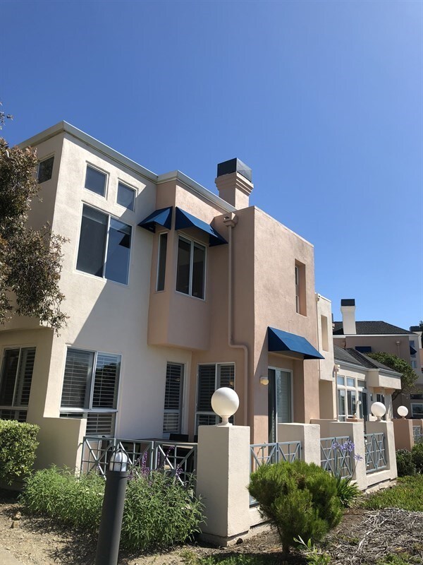 Building Photo - Wide Water Views!