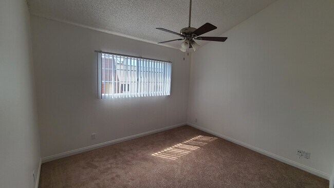 Foto del edificio - 1122 E Elk Ave