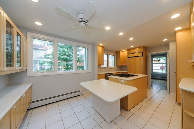 Foto del edificio - 706 Juniper Rd