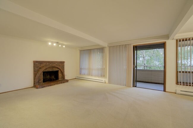 Building Photo - 2bd/1.75ba Mercer Island Condo