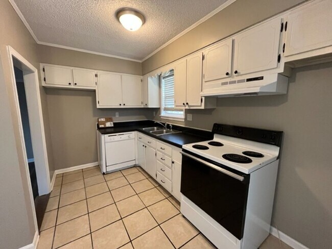 Building Photo - Renovated 3 Bedroom 1 Bath Home for Rent!