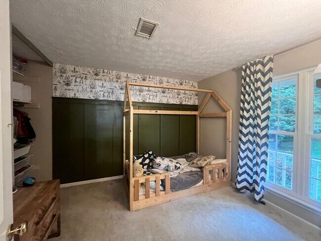 Foto del edificio - 4 Bedroom Single Family Home in Peachtree ...