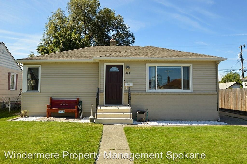Primary Photo - 3 br, 1.5 bath House - 208 E. Hoffman Ave