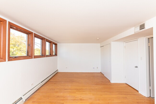Building Photo - 1305 E 55th St