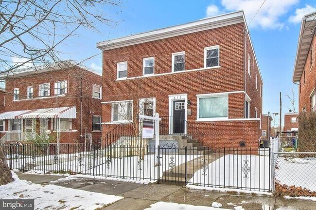 Building Photo - 613 Forrester St SE