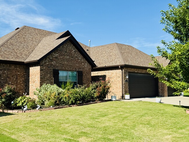 Building Photo - 2503 SW Tupelo Ave