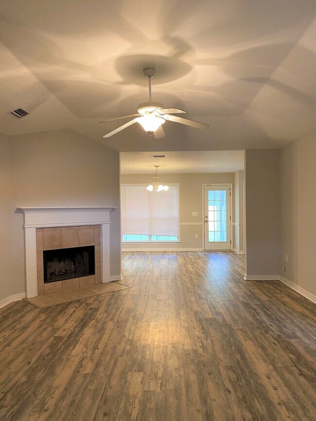 Foto del edificio - UPCOMING LISTING