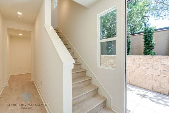 Building Photo - Brand New Built 3 Bed 2.5 Bath Flex Townhouse in Ontario!