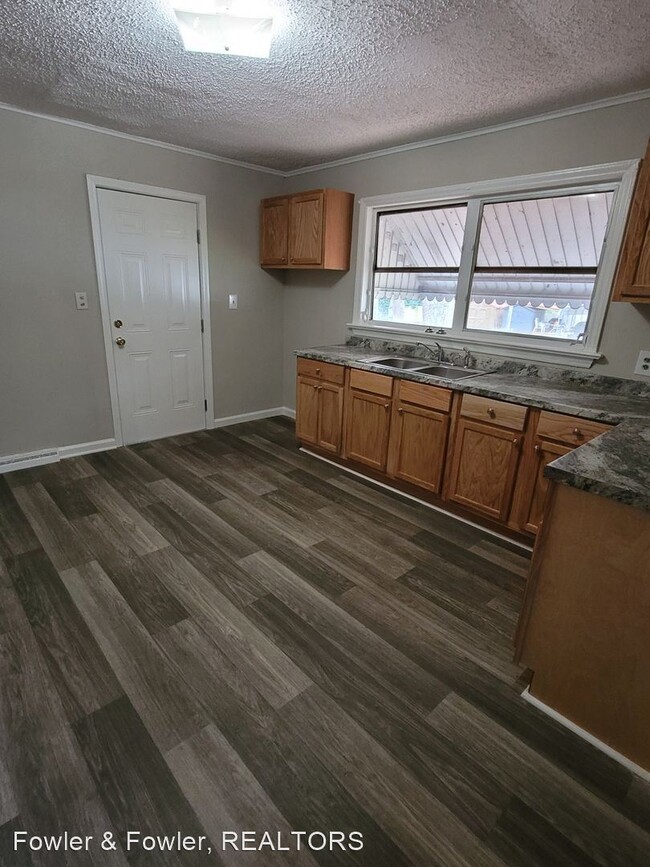 Building Photo - 3 br, 1 bath House - 2000 E. Russell Ave
