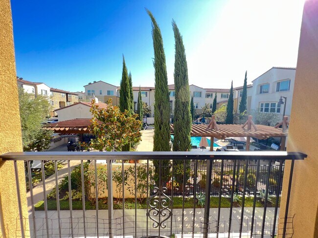 Foto del edificio - Wonderful 3 Bedroom 3 Bathroom Anaheim Condo in Gated Community