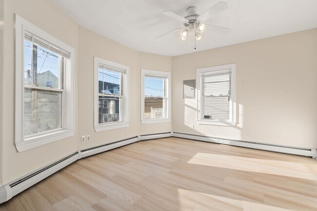 Building Photo - 374 Shirley St