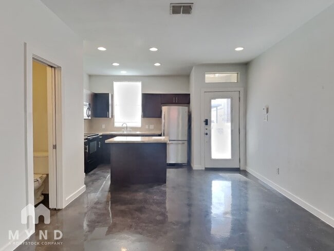 Building Photo - 118 E Myrtle St