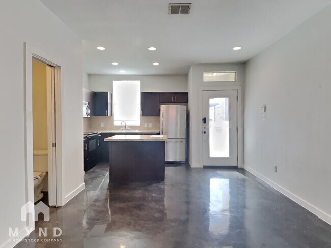 Foto del edificio - 118 E Myrtle St