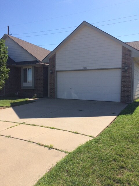 Primary Photo - 2608 N Hillcrest Cir