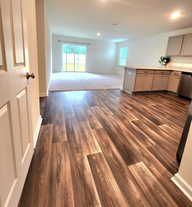 Building Photo - Stunning Nearly-New 4/2 in the Heart of Pe...