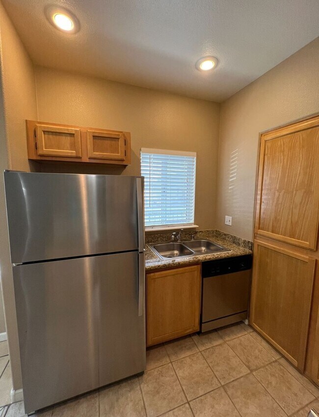 Building Photo - 2 Bedroom Condo in Summerlin with Garage