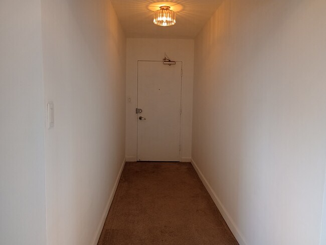 Foto del edificio - 4950 N Marine Dr